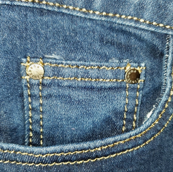 VINIZBENA Skinny Jean w/Appliqué - Picture 7 of 9